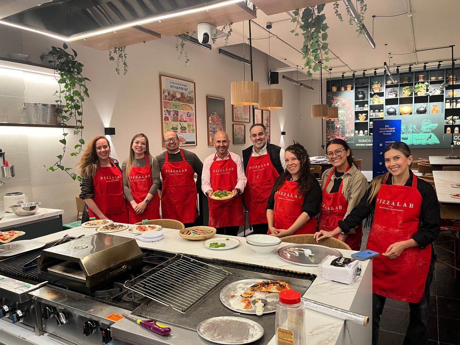 Actividad de integración de la comunidad con miembros en equipo