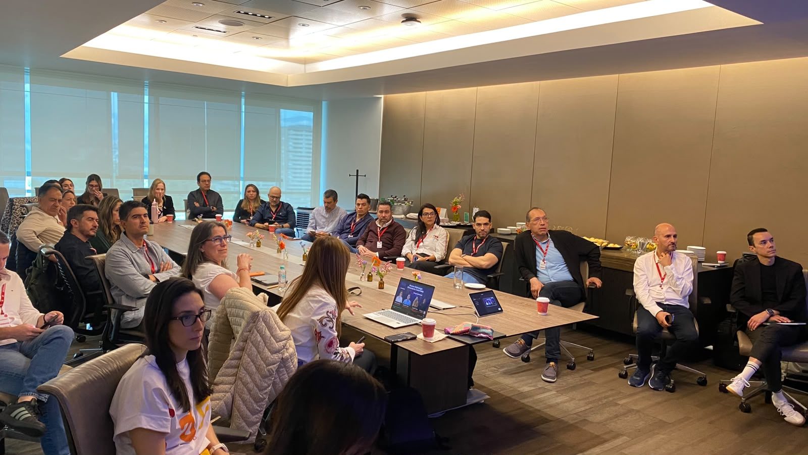 Audiencia atenta durante una presentación en un encuentro de CxOforum
