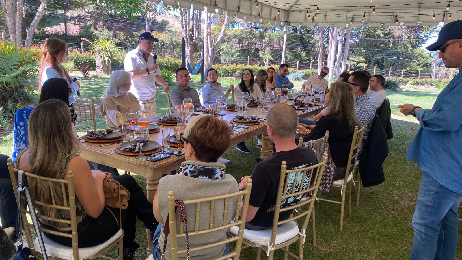 Encuentro social de la comunidad en un espacio al aire libre