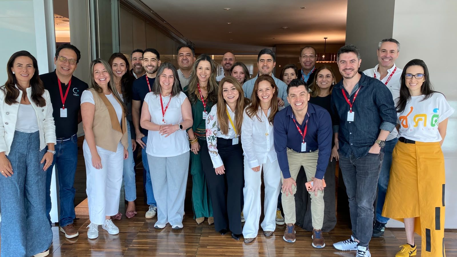 Grupo de ejecutivas y ejecutivos en un encuentro de la comunidad CxOforum