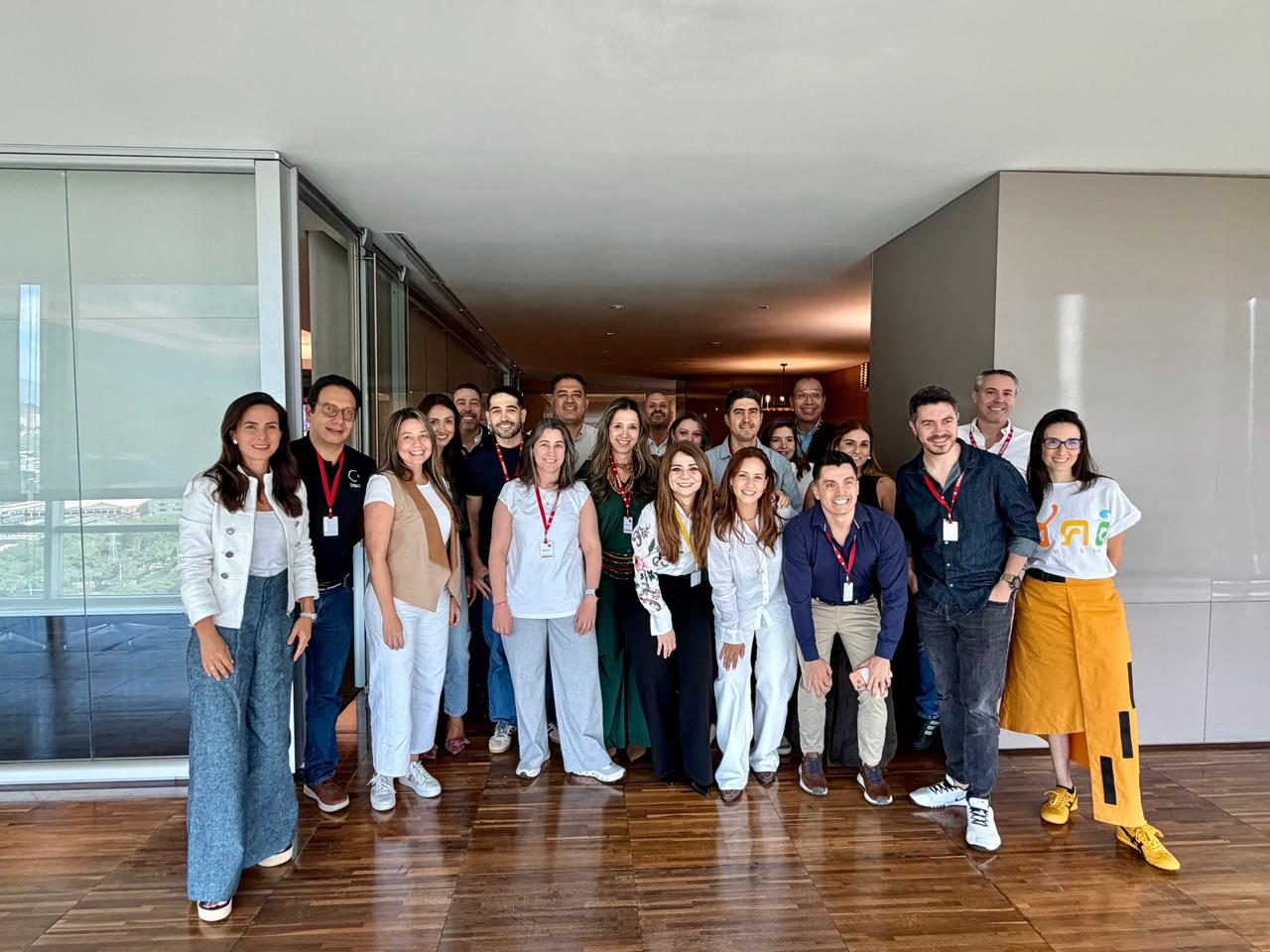 Fotografía grupal de asistentes a un encuentro de líderes C-Level