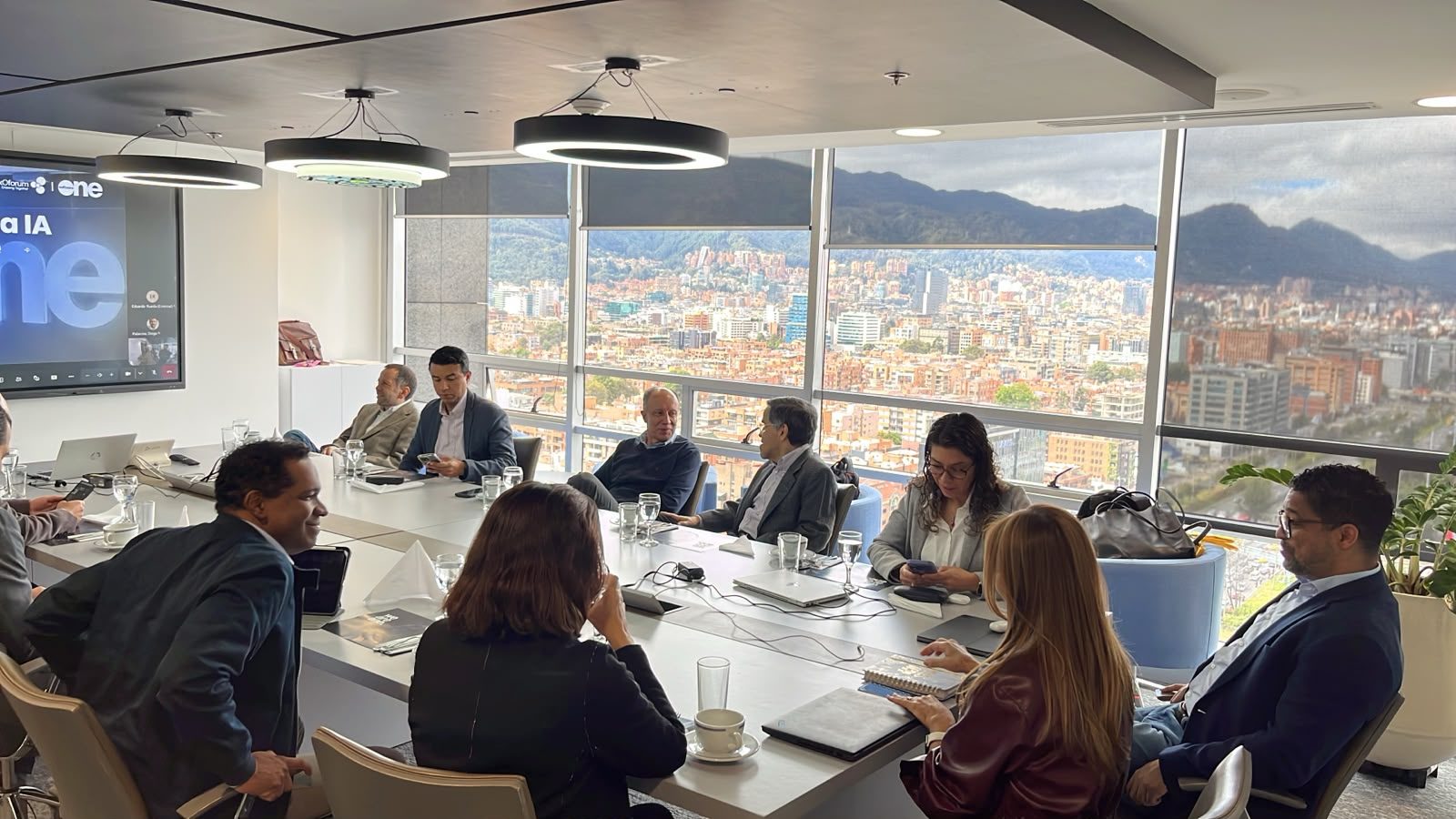 Sesión de trabajo alrededor de la mesa en un encuentro de la comunidad